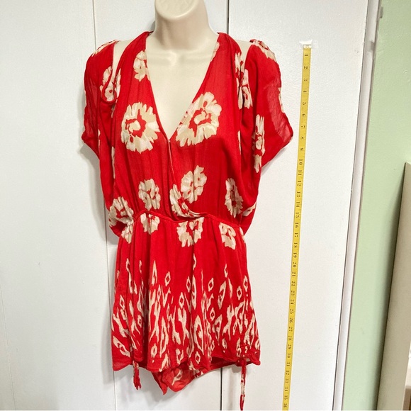 BAND Of GYPIES Floral Red Beige White  Romper Cold Shoulder Shorts Medium - Picture 13 of 15